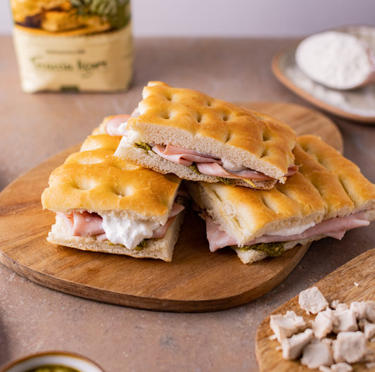 Focaccia ligure ripiena con mortadella, stracciatella e pesto